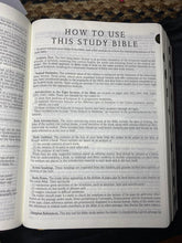 The Scofield Study Bible III, NKJV, Large Print Edition w/Thumb Index