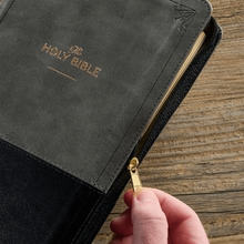 KJV Deluxe Gift Bible with Thumb Index and Zippered Closure